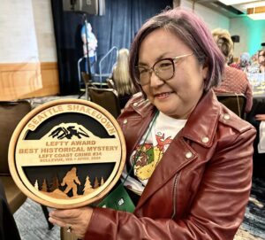 Naomi Hirahara with award